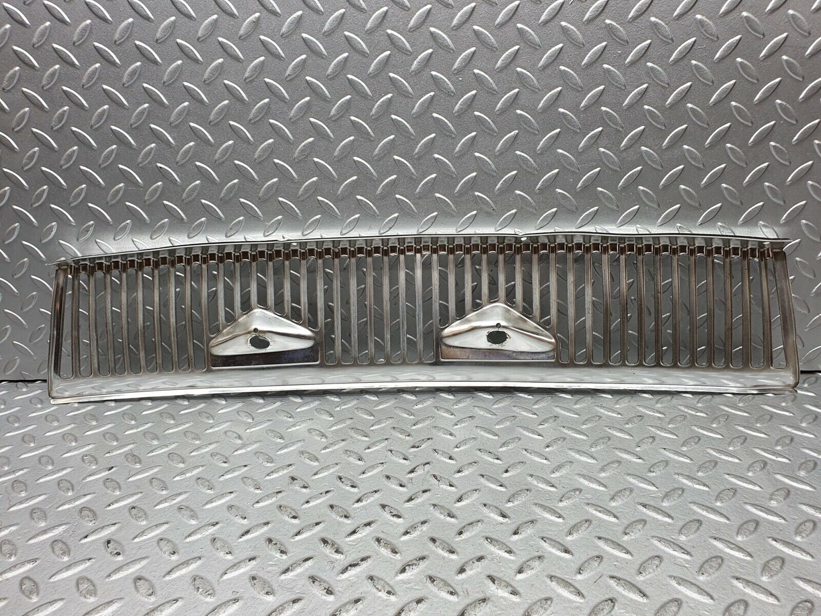 0160 Mercedes-Benz W116 350SE Air Intake Grill Chrome