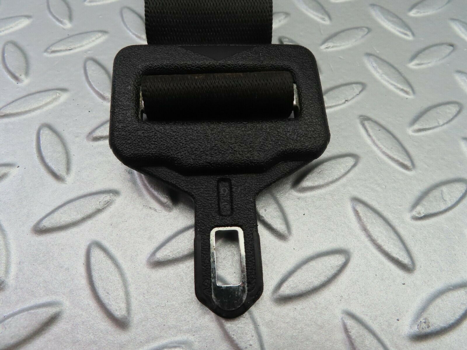 6778 Mercedes-Benz S124 E220 Wagon Rear Middle Seat Belt Assembly Buckle