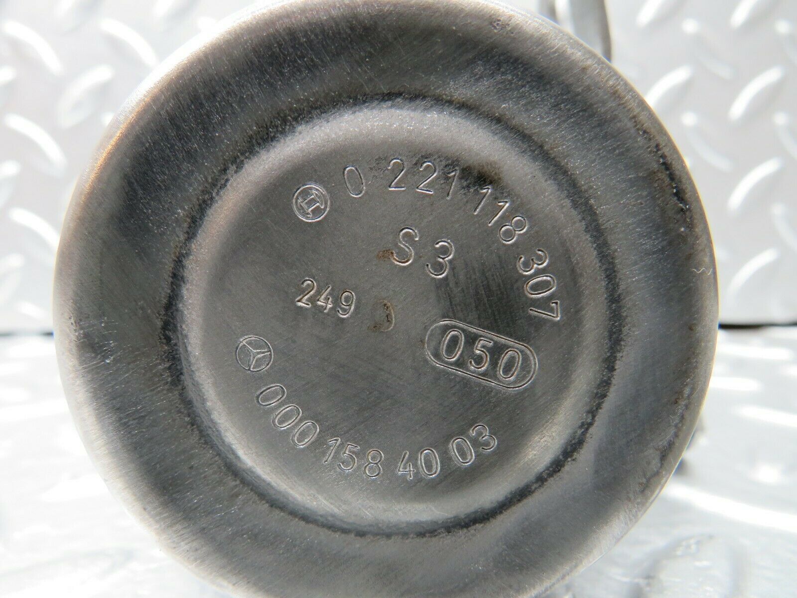 24075 Mercedes-Benz W123 280E Ignition Coil Bosch 0221118307 0001584003