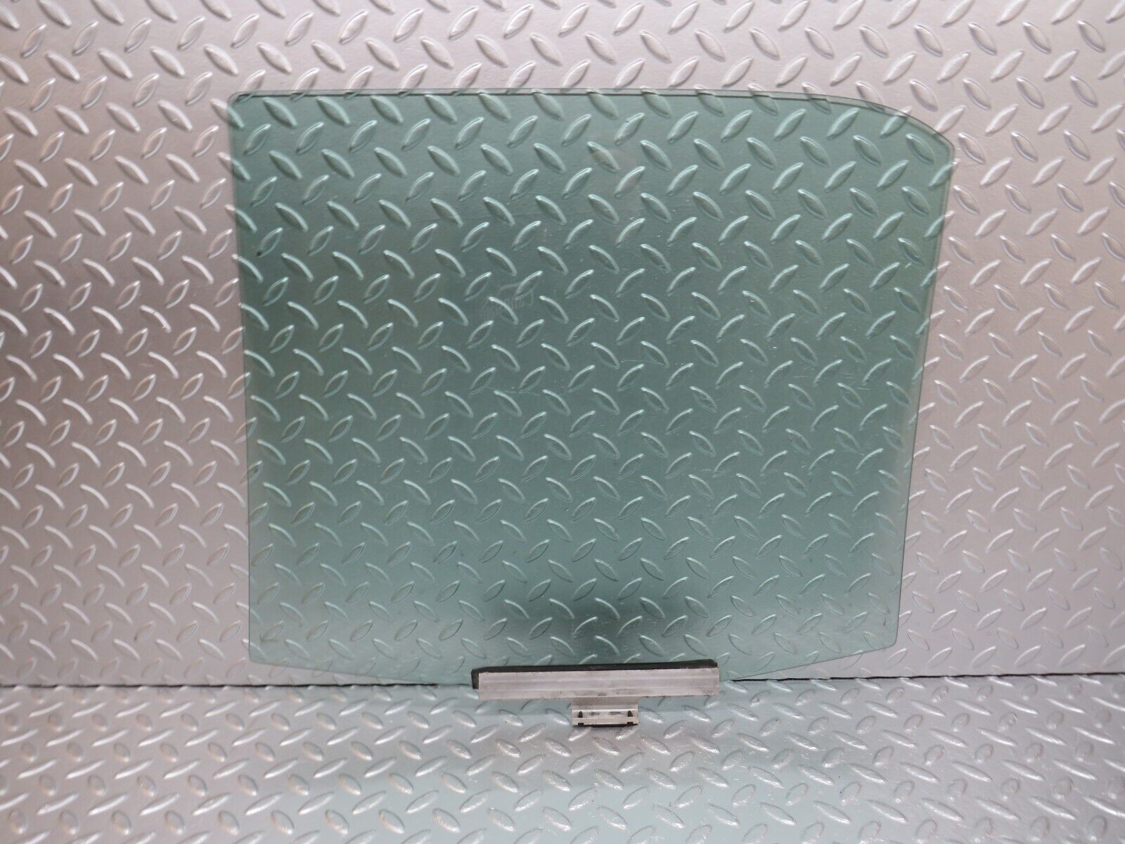 33992 Mercedes-Benz W124 260E Rear Right Door Window Glass