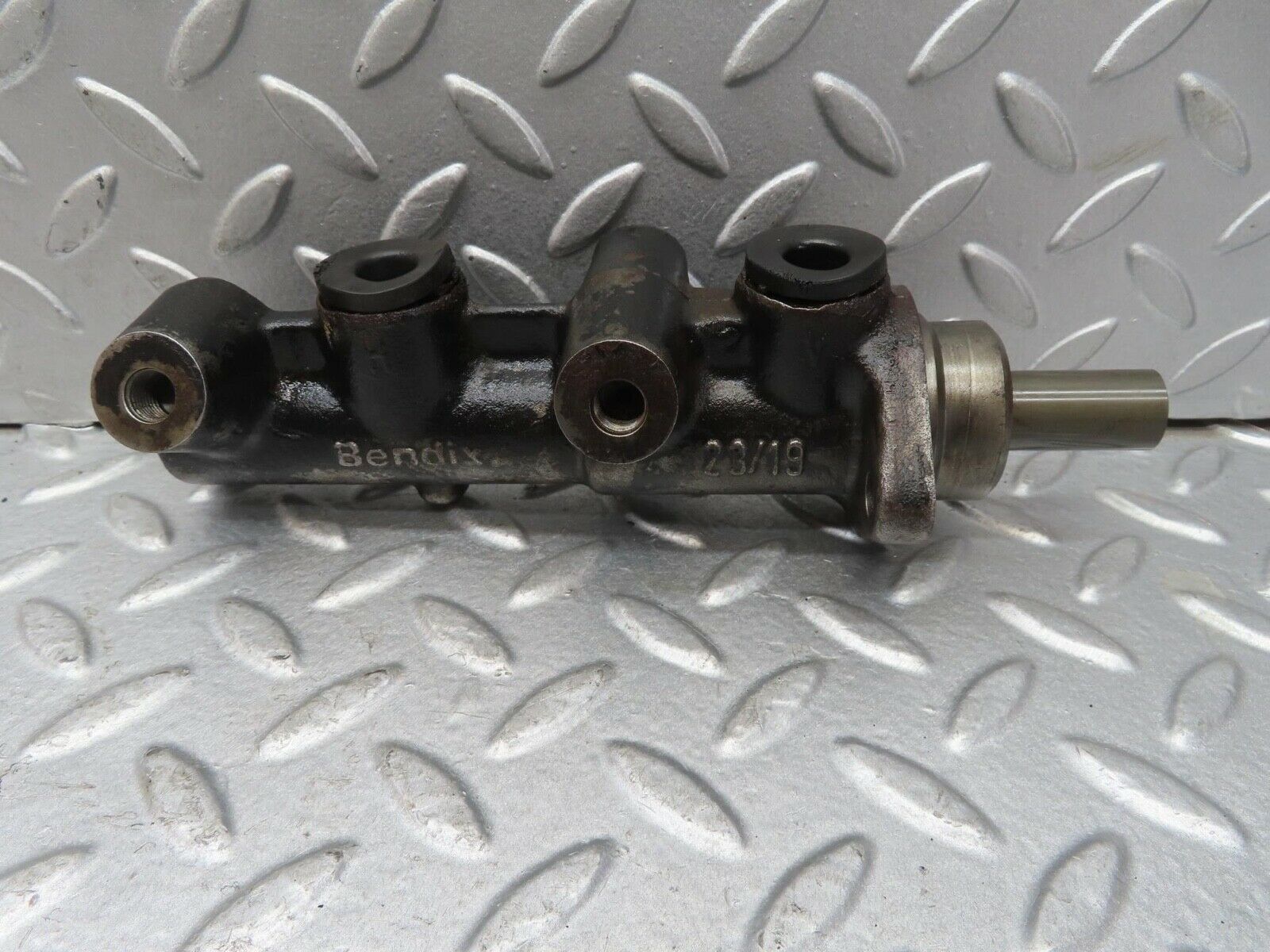 13683 Mercedes-Benz W123 200 Brake Master Cylinder Bendix 2530