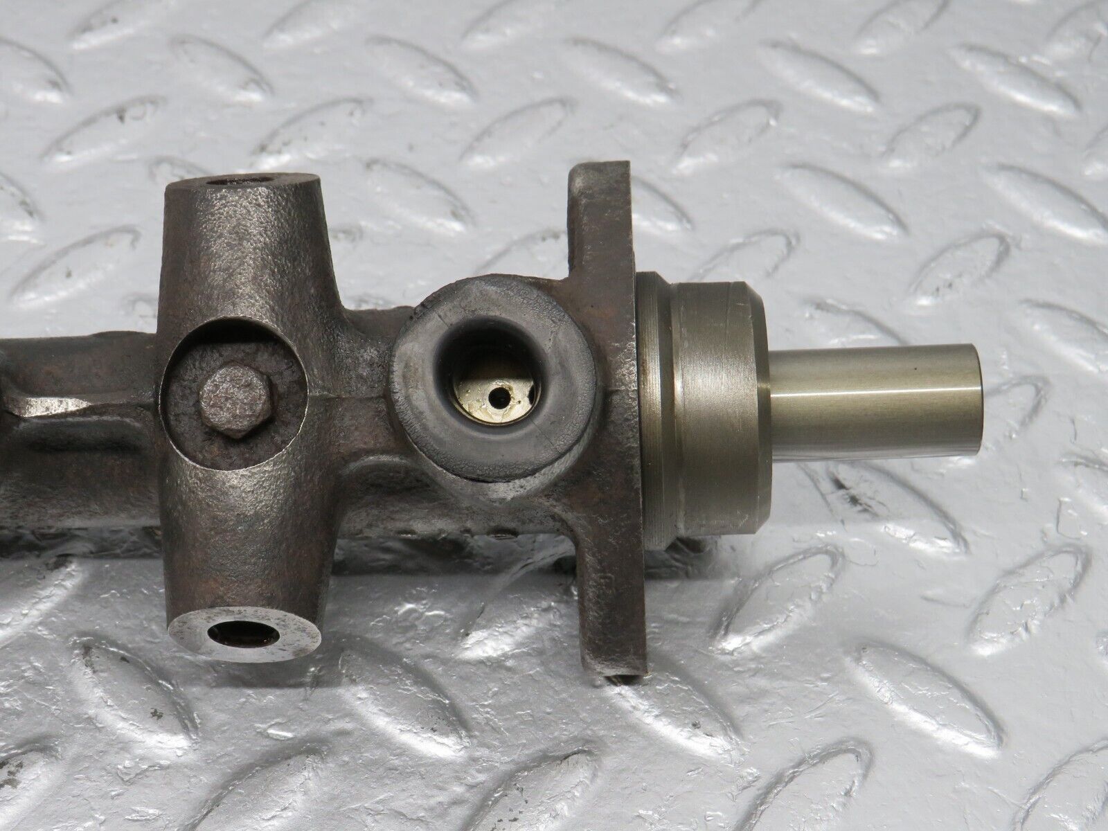 40703 Mercedes-Benz W123 300D Brake Master Cylinder Bendix
