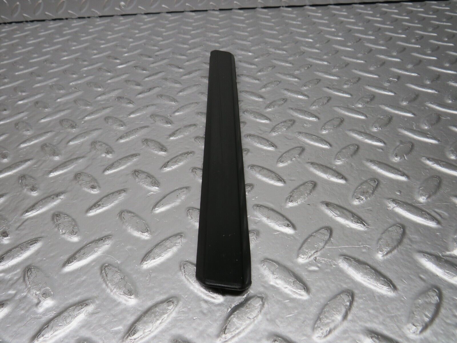 30780 Mercedes-Benz W201 190E 2.0L Front Right Fender Wing Centre Moulding Trim
