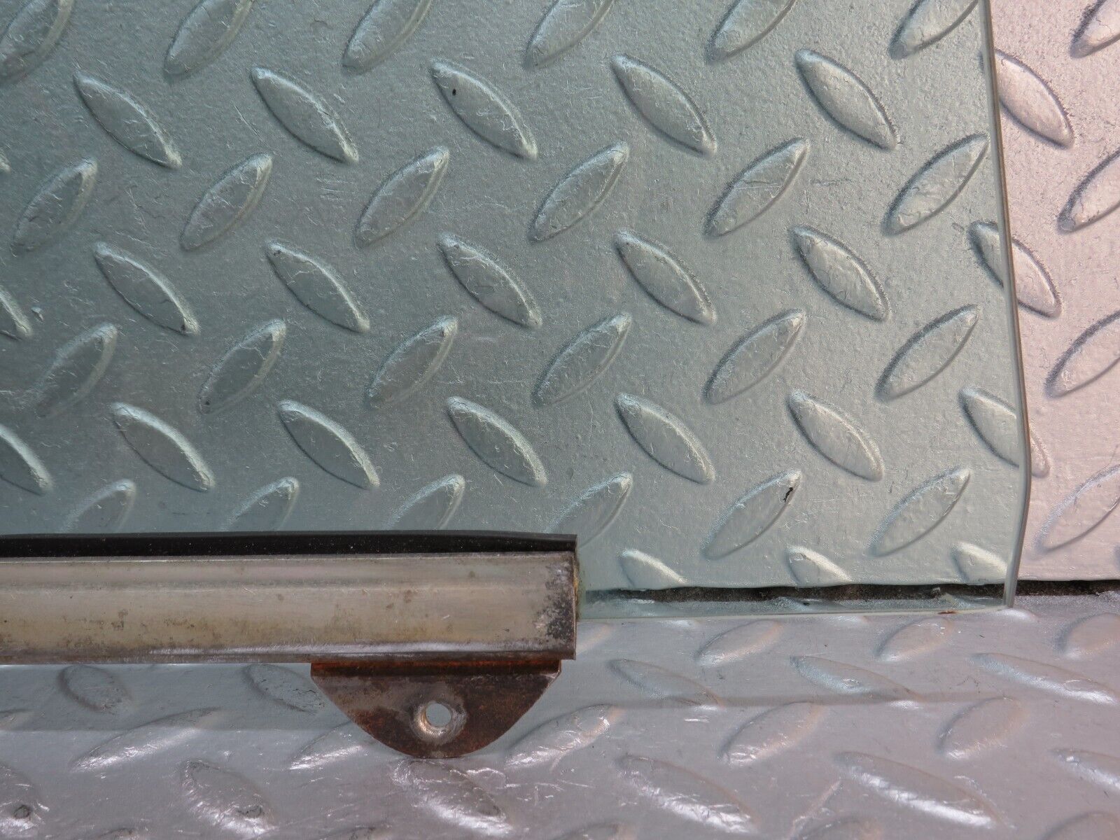 37514 Mercedes-Benz W109 300SEL Front Left Door Window Glass