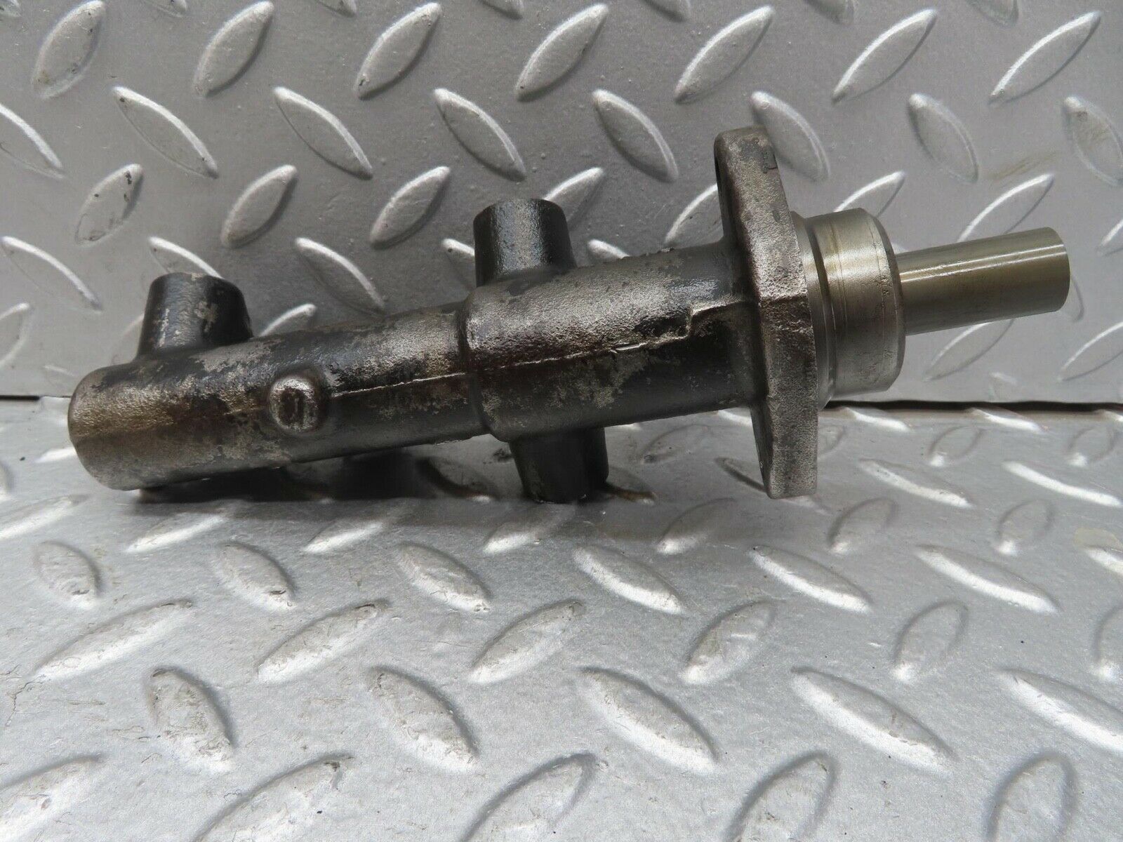 13683 Mercedes-Benz W123 200 Brake Master Cylinder Bendix 2530