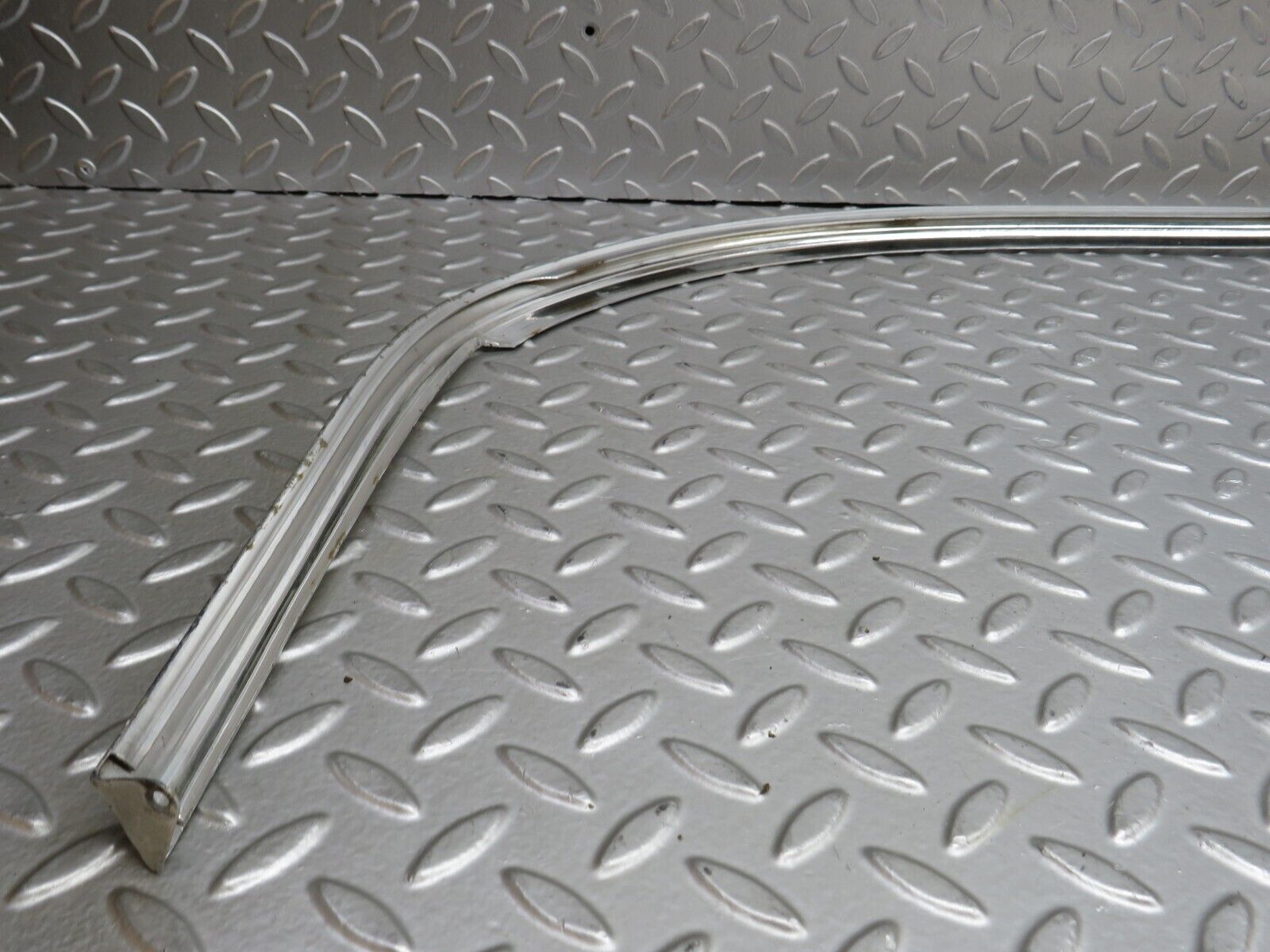 37582 Mercedes-Benz W109 300SEL Rear Windscreen Chrome Frame