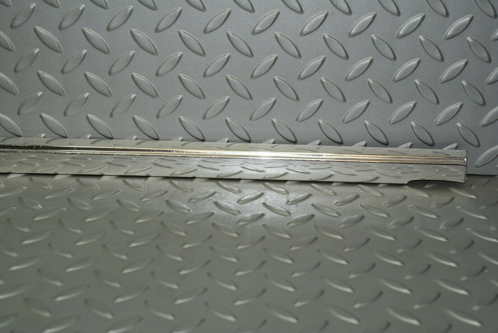 3124 Mercedes-Benz W115 220D Front Right Door Chrome Moulding Trim