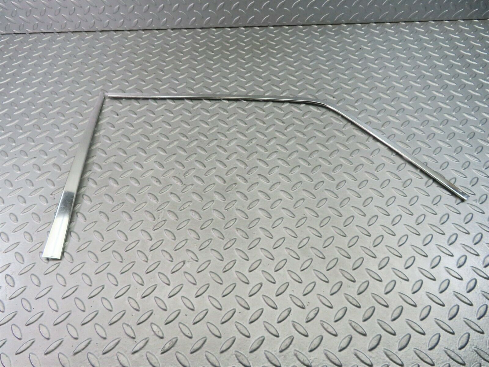 7780 Mercedes-Benz S123 230TE Wagon Door Chrome Window Frame Front Right