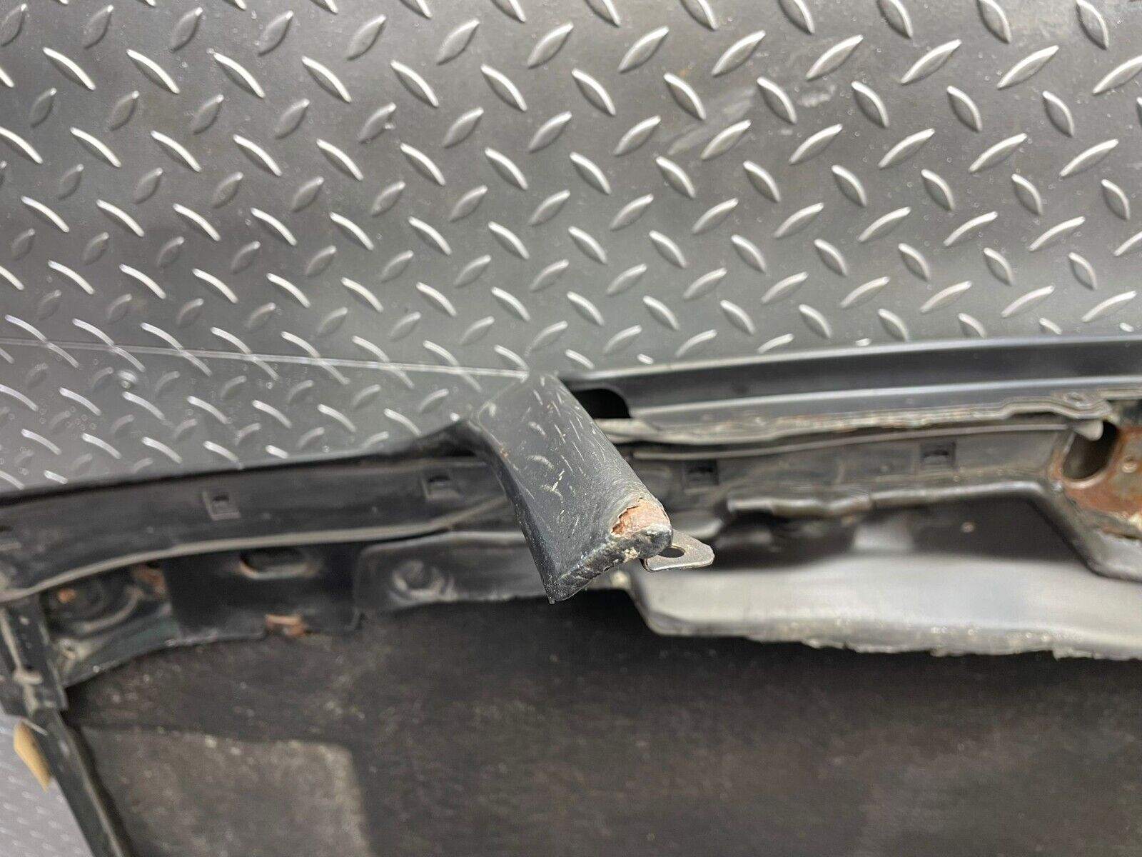 38193 Mercedes-Benz A124 320E Cabriolet Bonnet