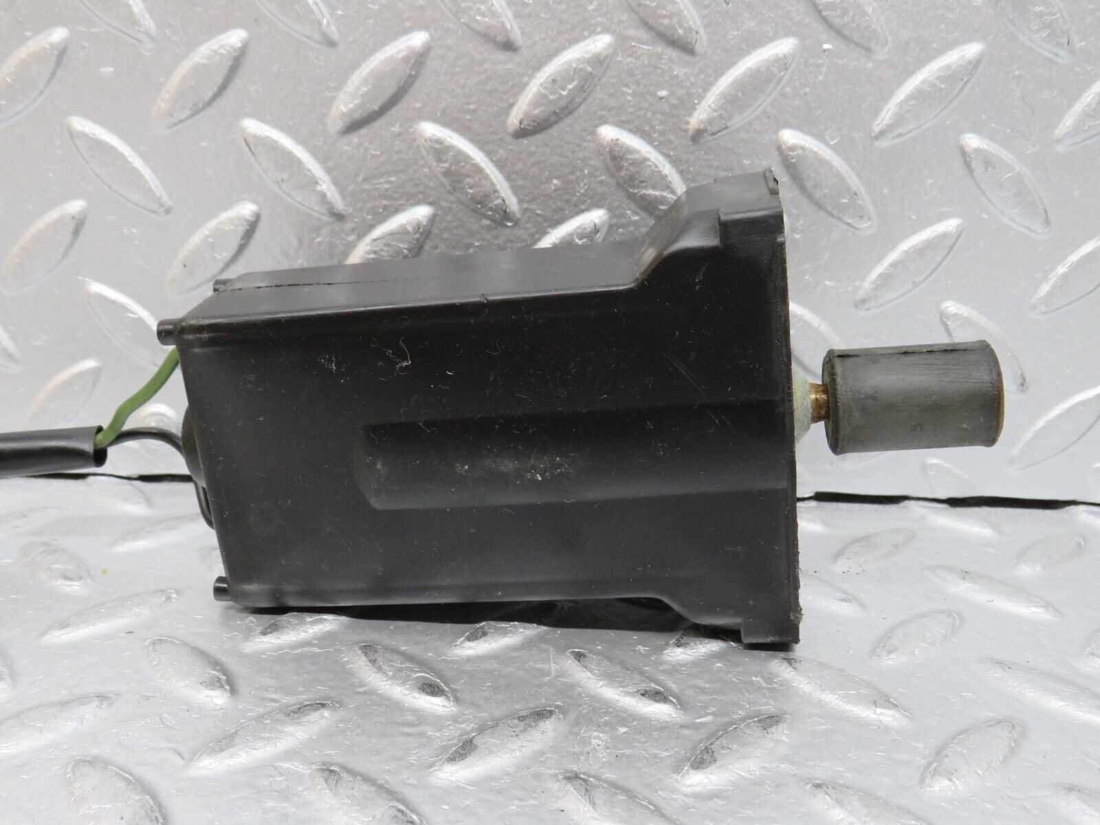 32256 Mercedes-Benz C107 350SLC Coupe Coupe Sunroof Motor Bosch 0130830001