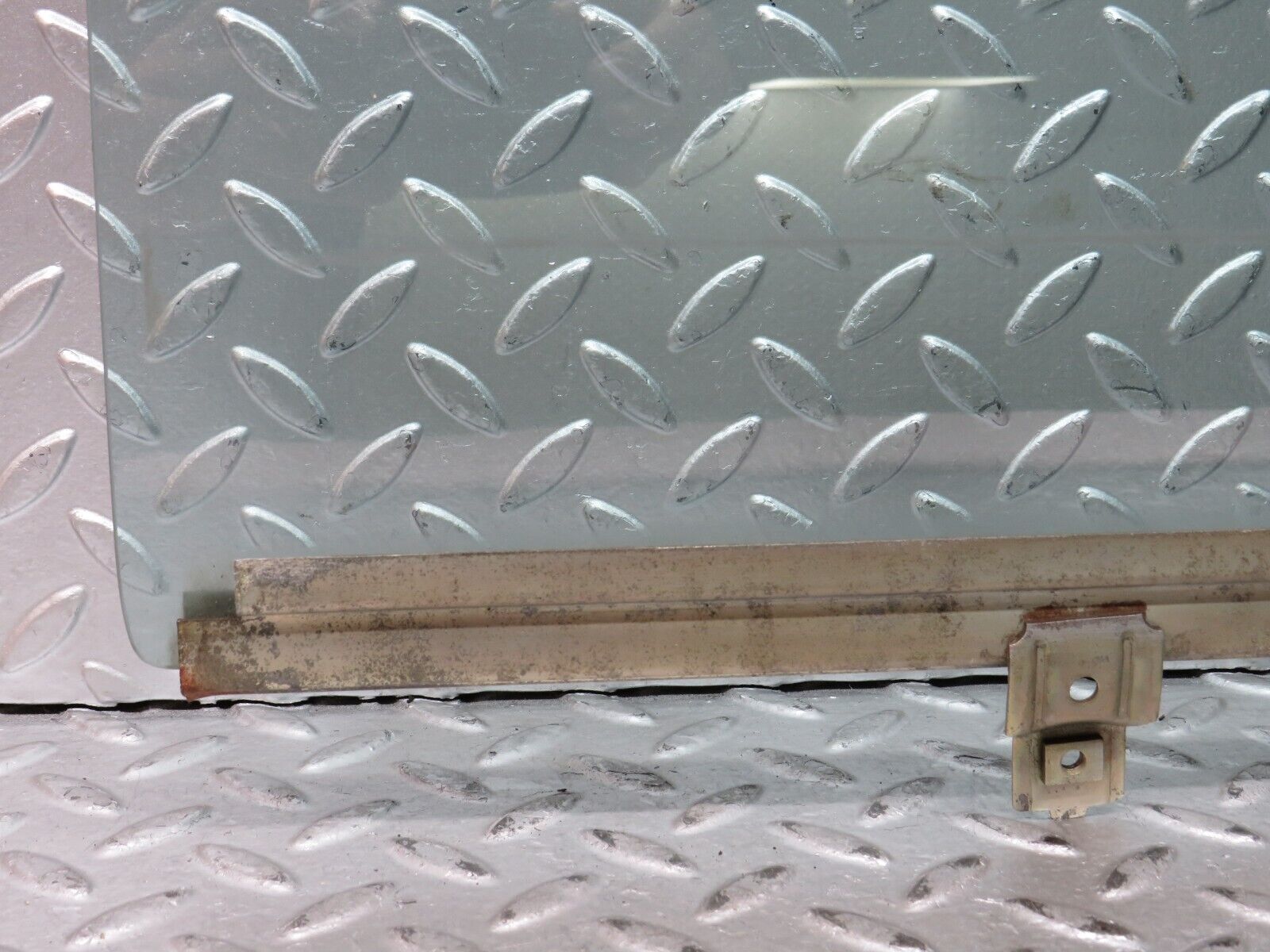 28531 Mercedes-Benz S123 240D Wagon Rear Left Door Window Glass