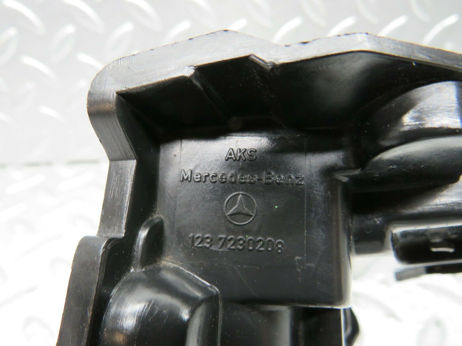 21981 Mercedes-Benz S123 280TE Front Right Door Lock Mechanism 1237230208