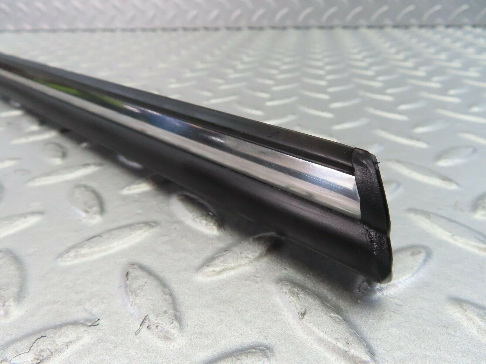 10290 Mercedes-Benz W116 Front Left Door Centre Moulding Trim