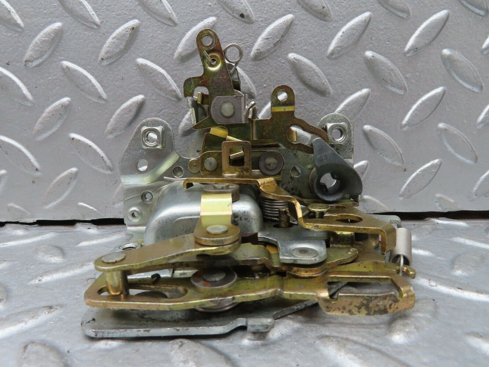 19152 Mercedes-Benz W123 300D Front Right Door Lock Mechanism