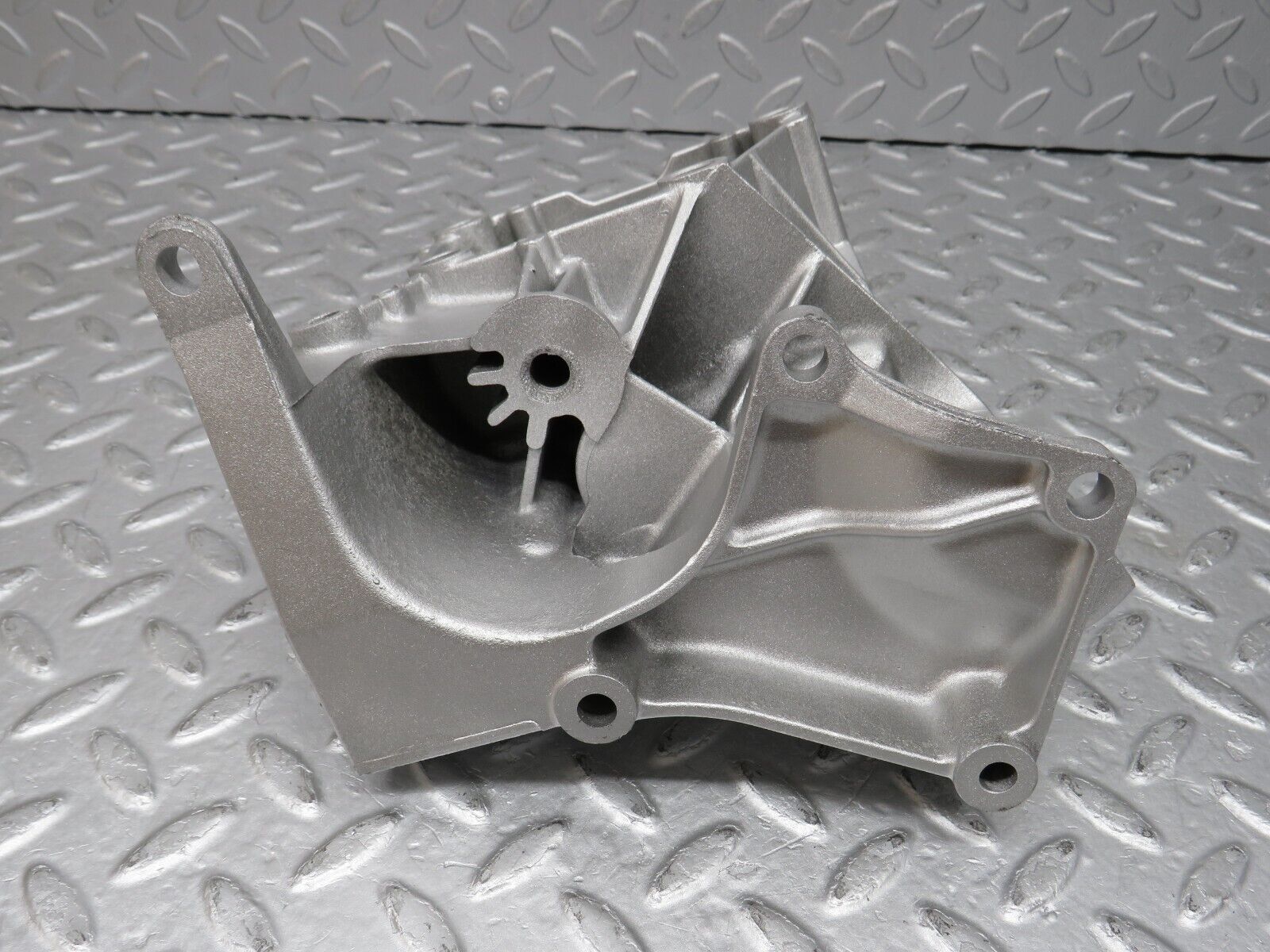 36790 Mercedes-Benz W201 190E 2.0L Power Steering Pump Bracket 1022361030