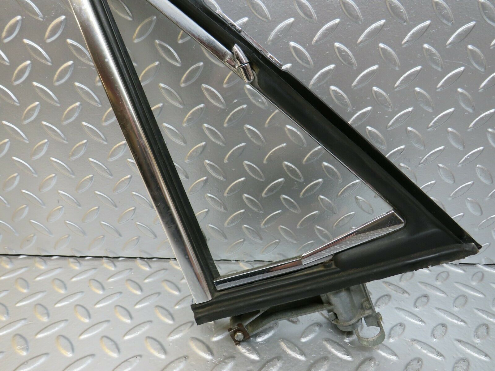 24585 Mercedes-Benz W108 Front Right Quarter Window