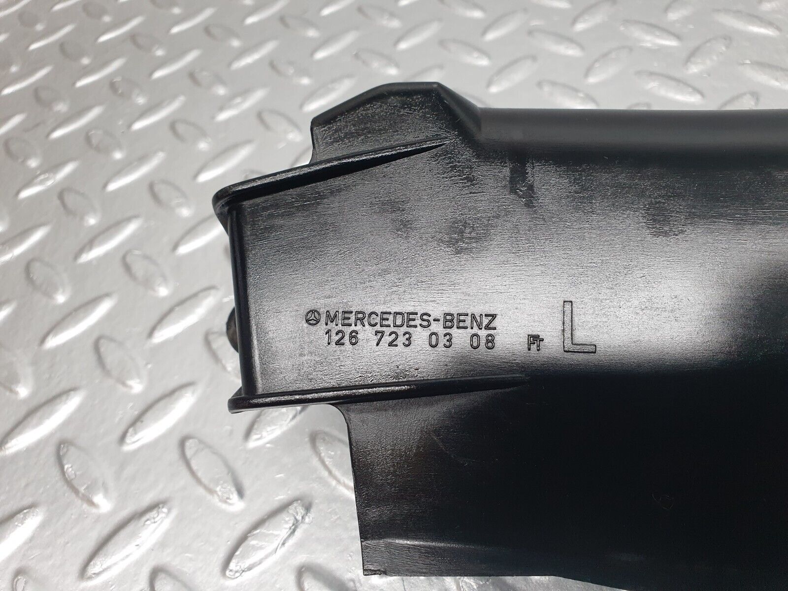 40906 Mercedes-Benz W126 300SE Front Left Door Lock Inner Cover 1267230308