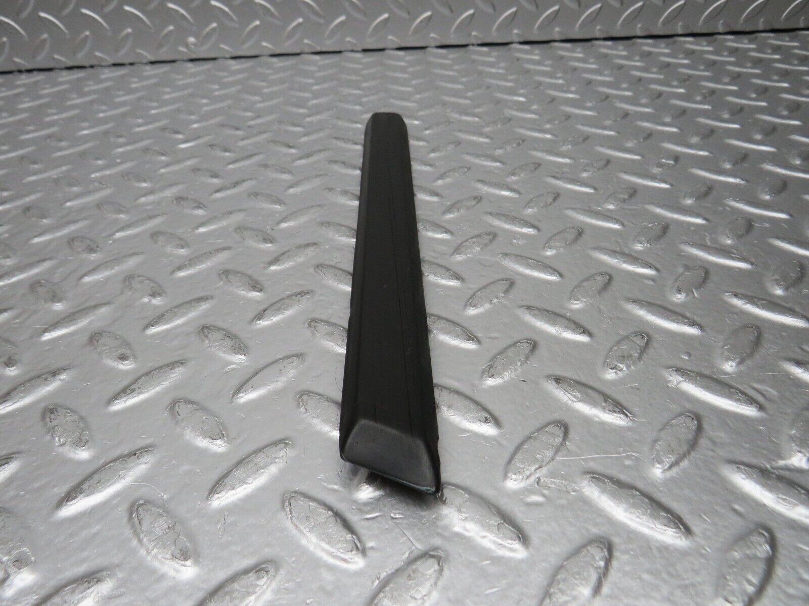 30780 Mercedes-Benz W201 190E 2.0L Front Right Fender Wing Centre Moulding Trim