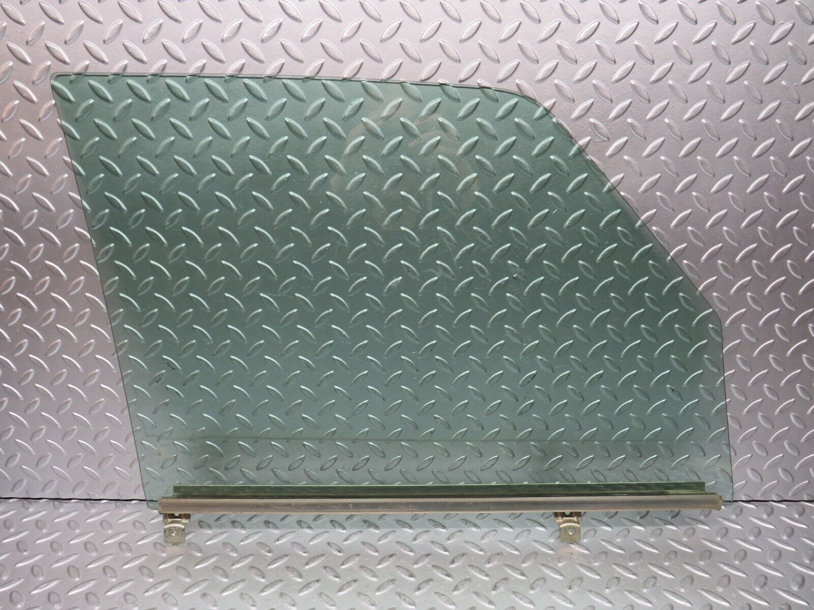 28529 Mercedes-Benz S123 240D Wagon Front Left Door Window Glass