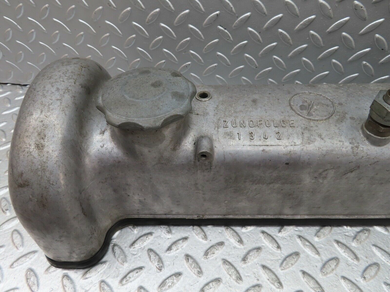 19285 Mercedes-Benz W120 W121 Cylinder Head Valve Cover 1210161405