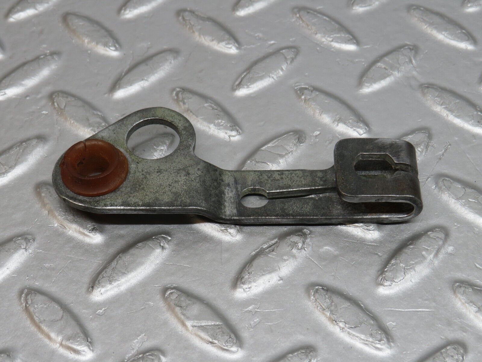 38113 Mercedes-Benz A124 320E Cabriolet Automatic Gearbox Linkage Bracket