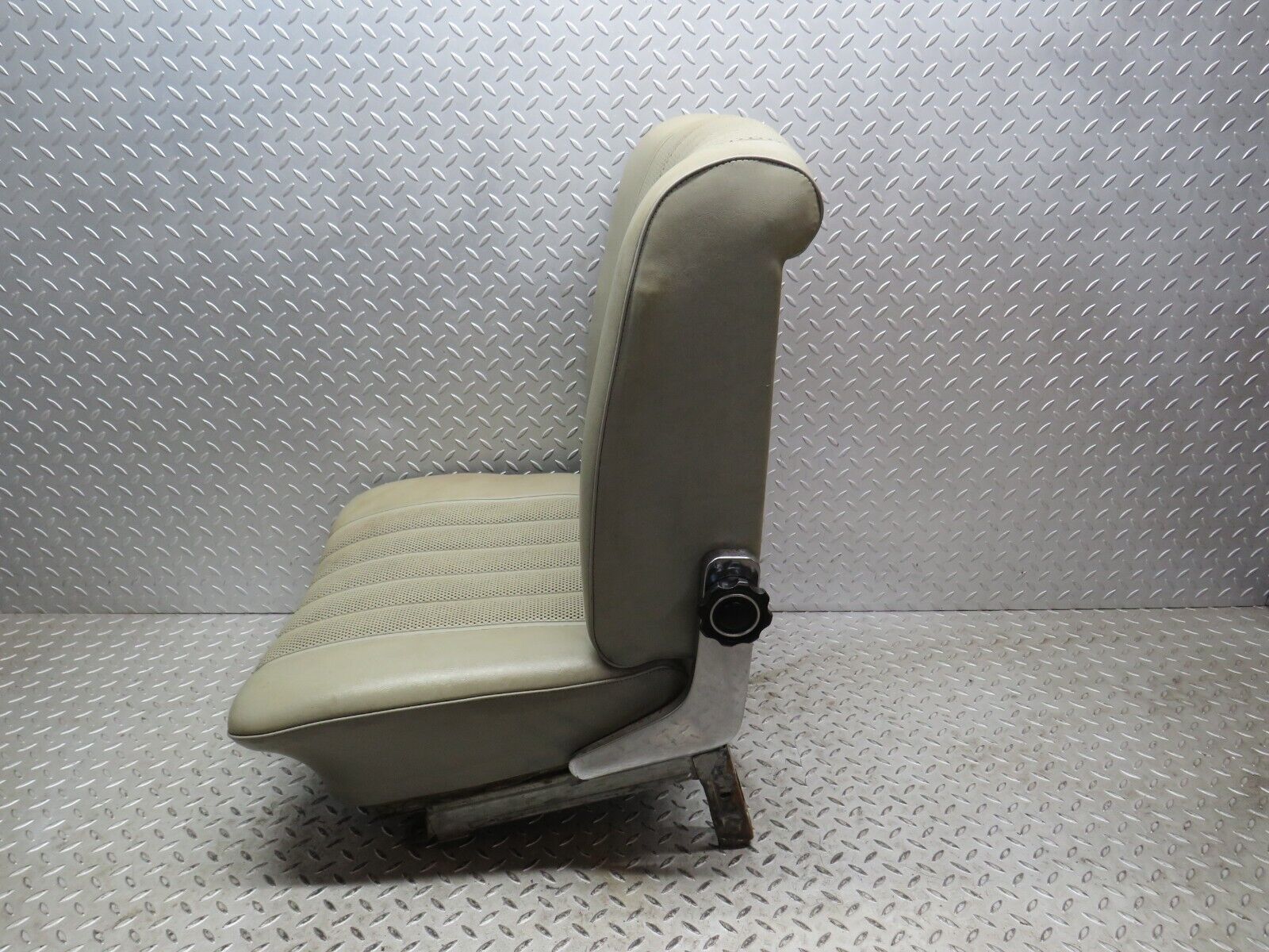 40510 Mercedes-Benz W110 230 Front Right Seat Leather Beige