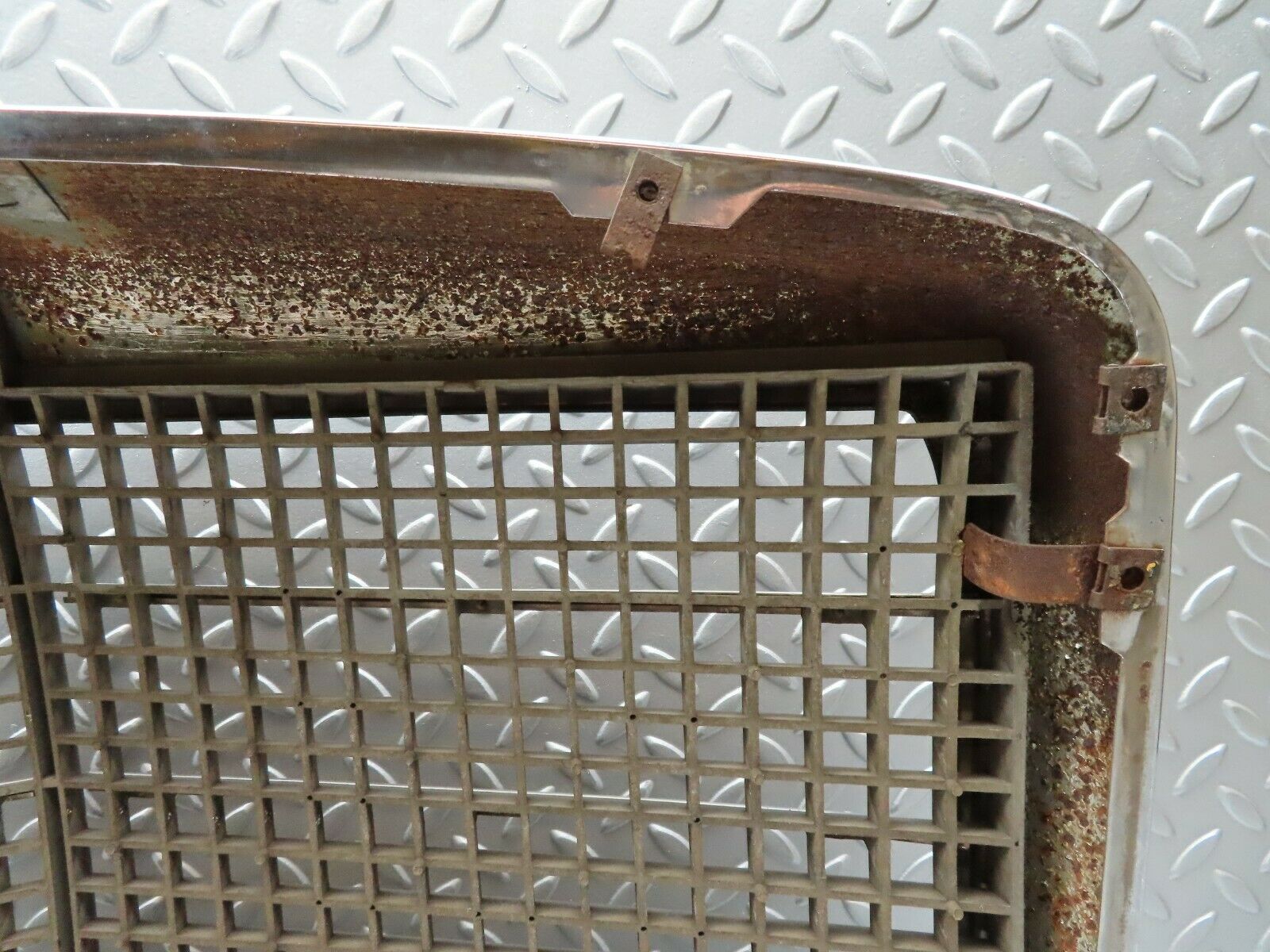 4580 Mercedes-Benz W114 280CE Coupe Bonnet Grill Chrome