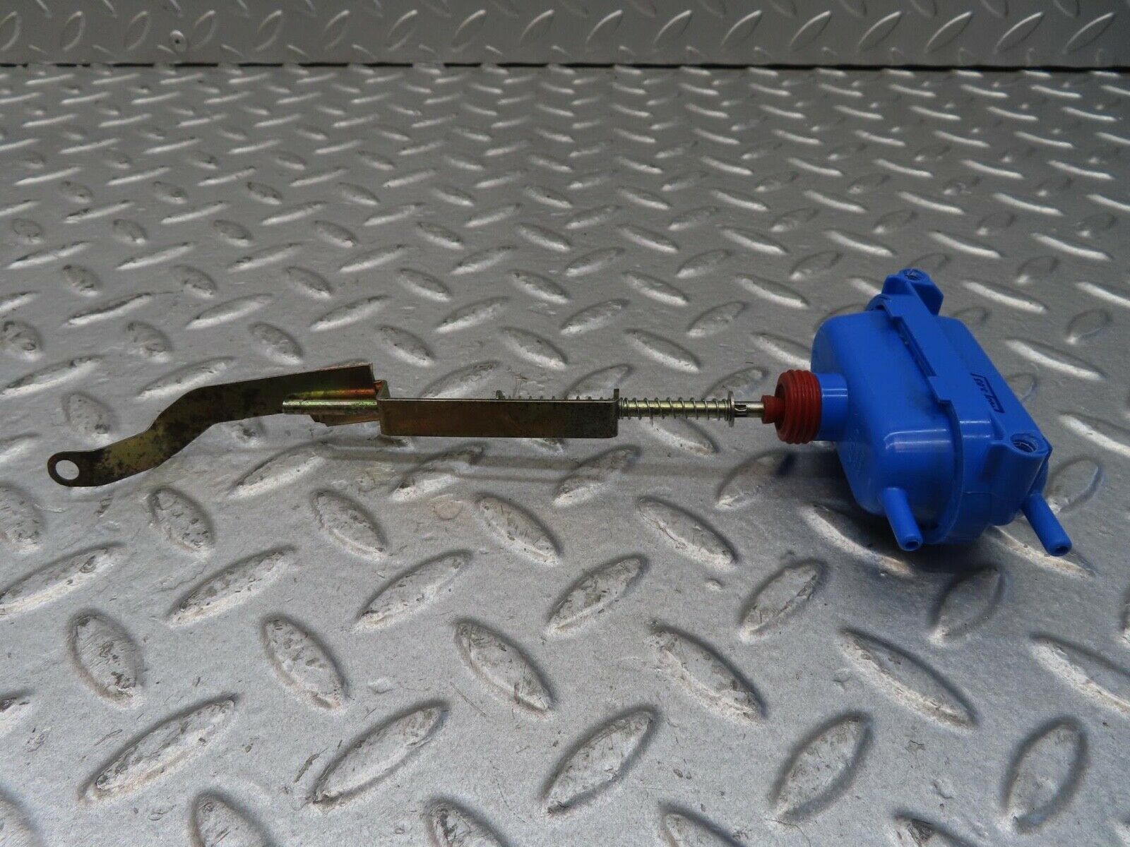 13474 Mercedes-Benz W123 200 Trunk Lock Vacuum Actuator
