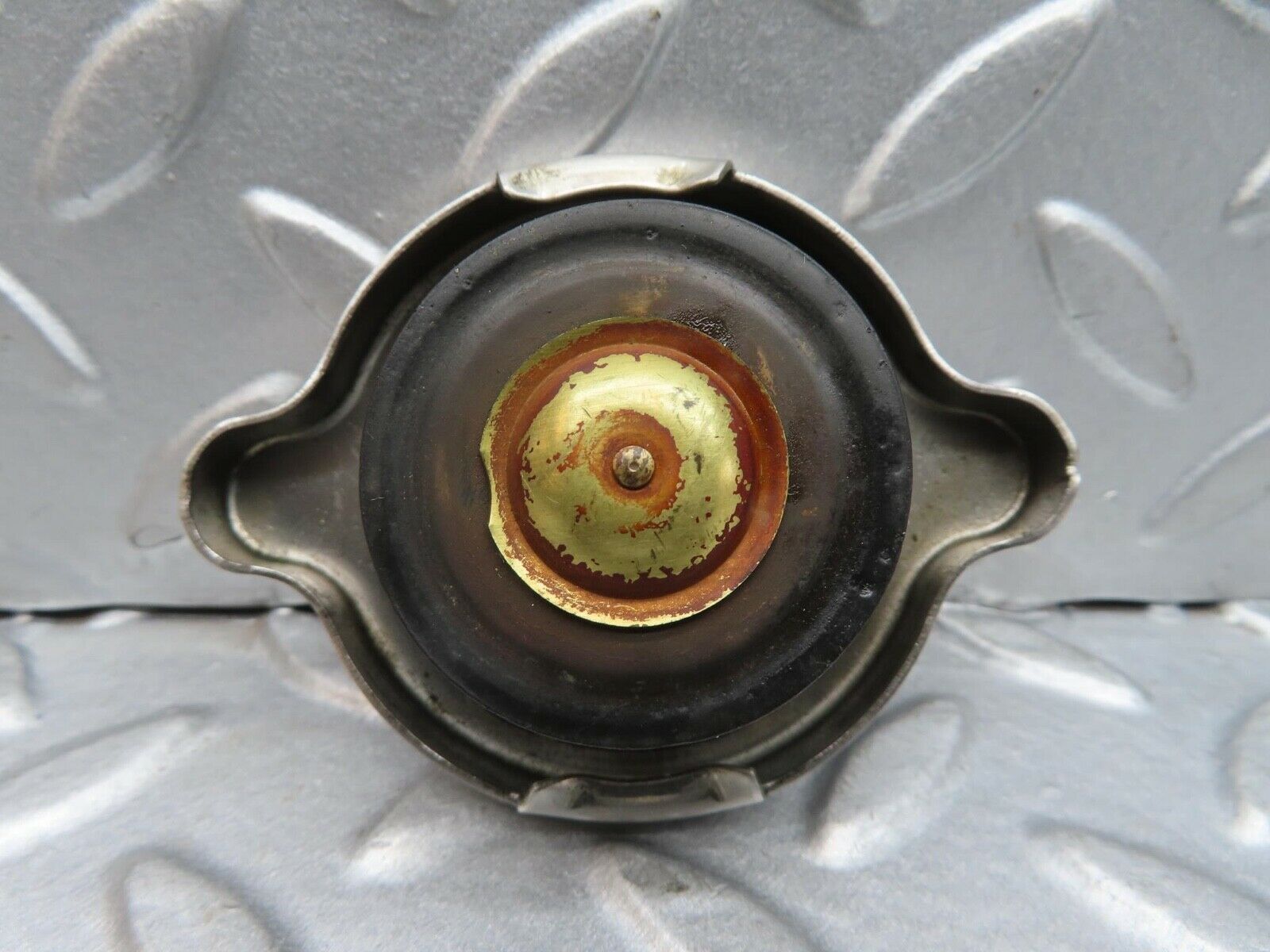 13913 Mercedes-Benz C107 280SLC Radiator Cap 1235010115