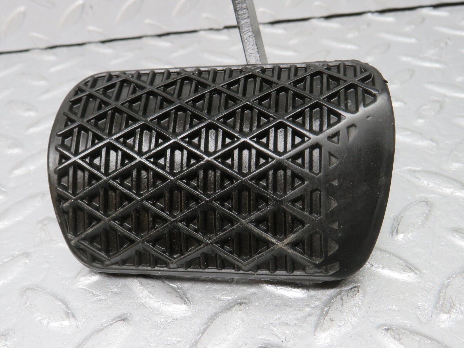 38811 Mercedes-Benz W201 190E 2.6L Brake Pedal With Rubber 1232910082
