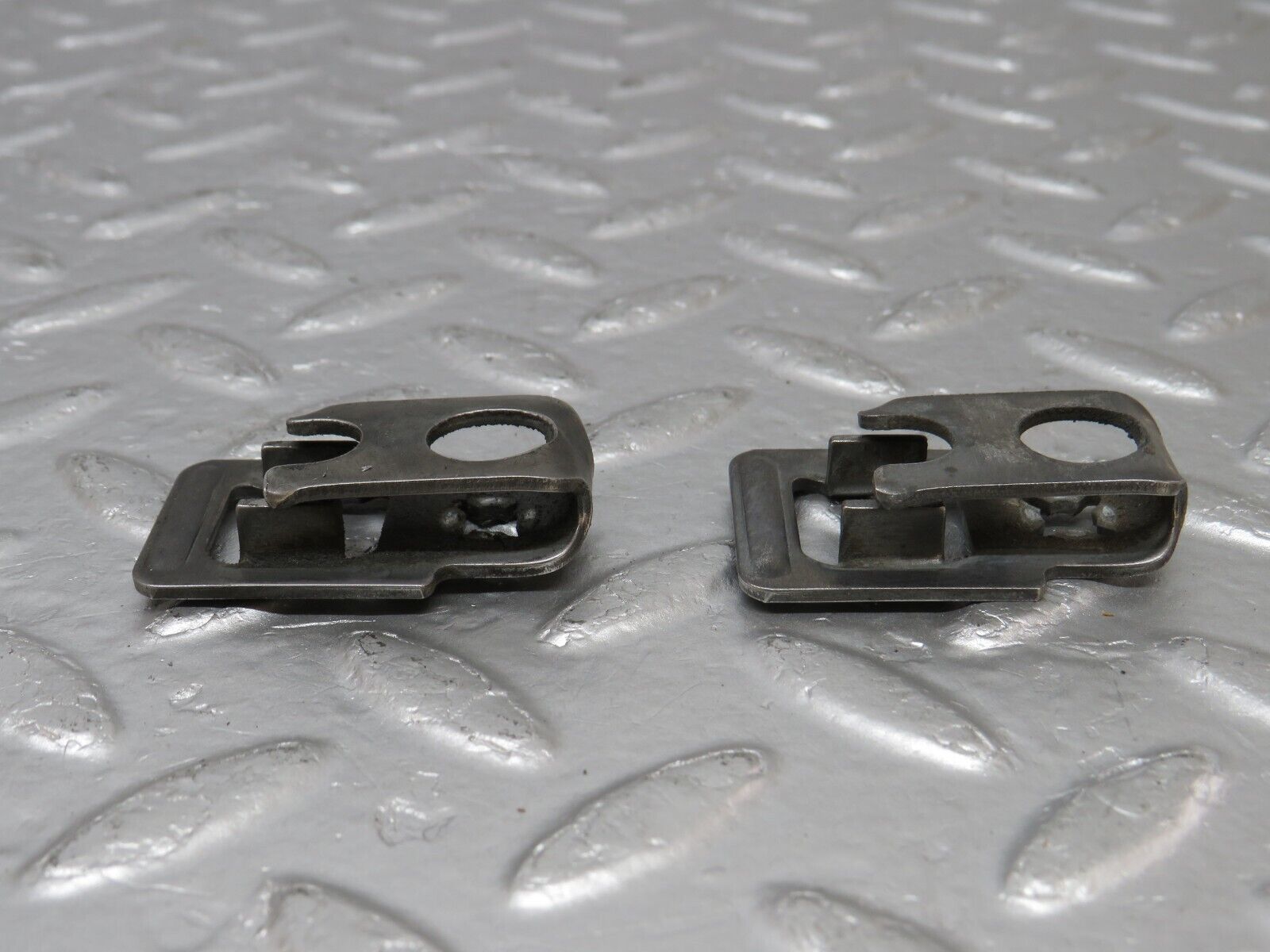 34130 Mercedes-Benz W124 260E Fuel Injector Bracket 2x