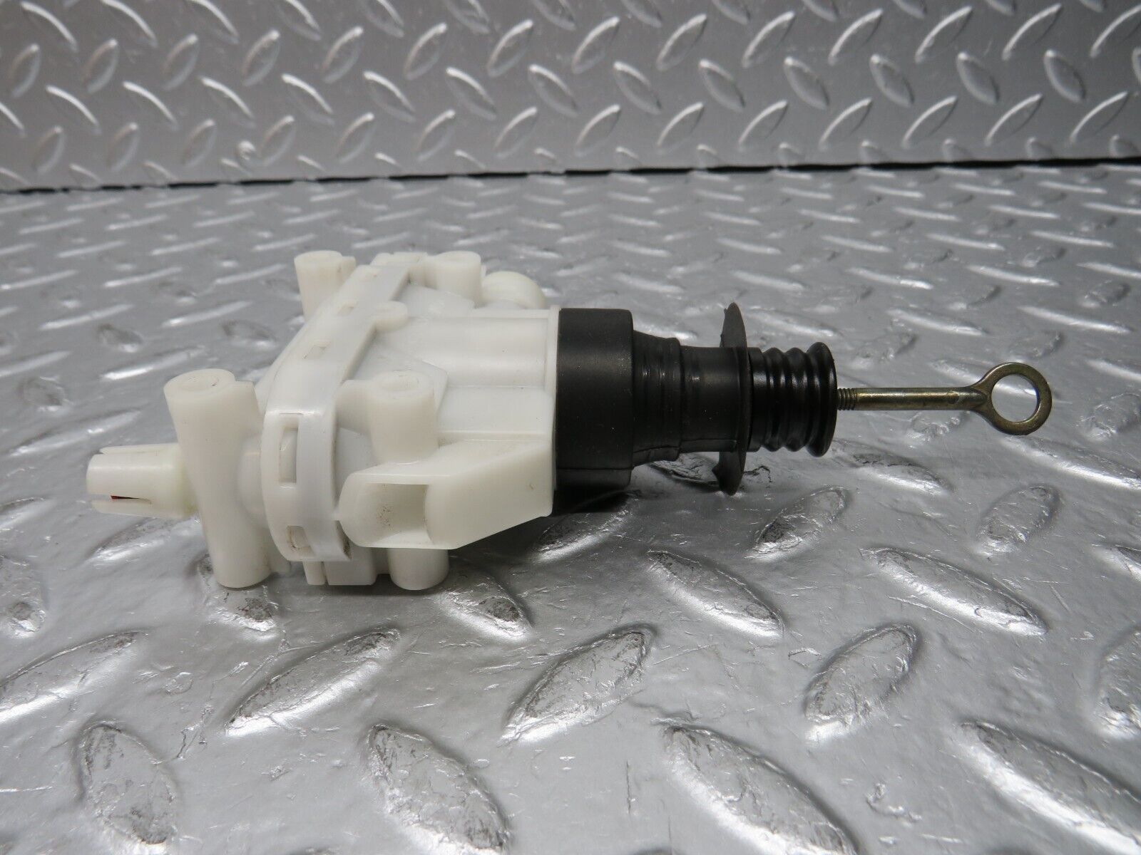 31396 Mercedes-Benz S124 220TE Door Lock Vacuum Actuator Hella Front Left