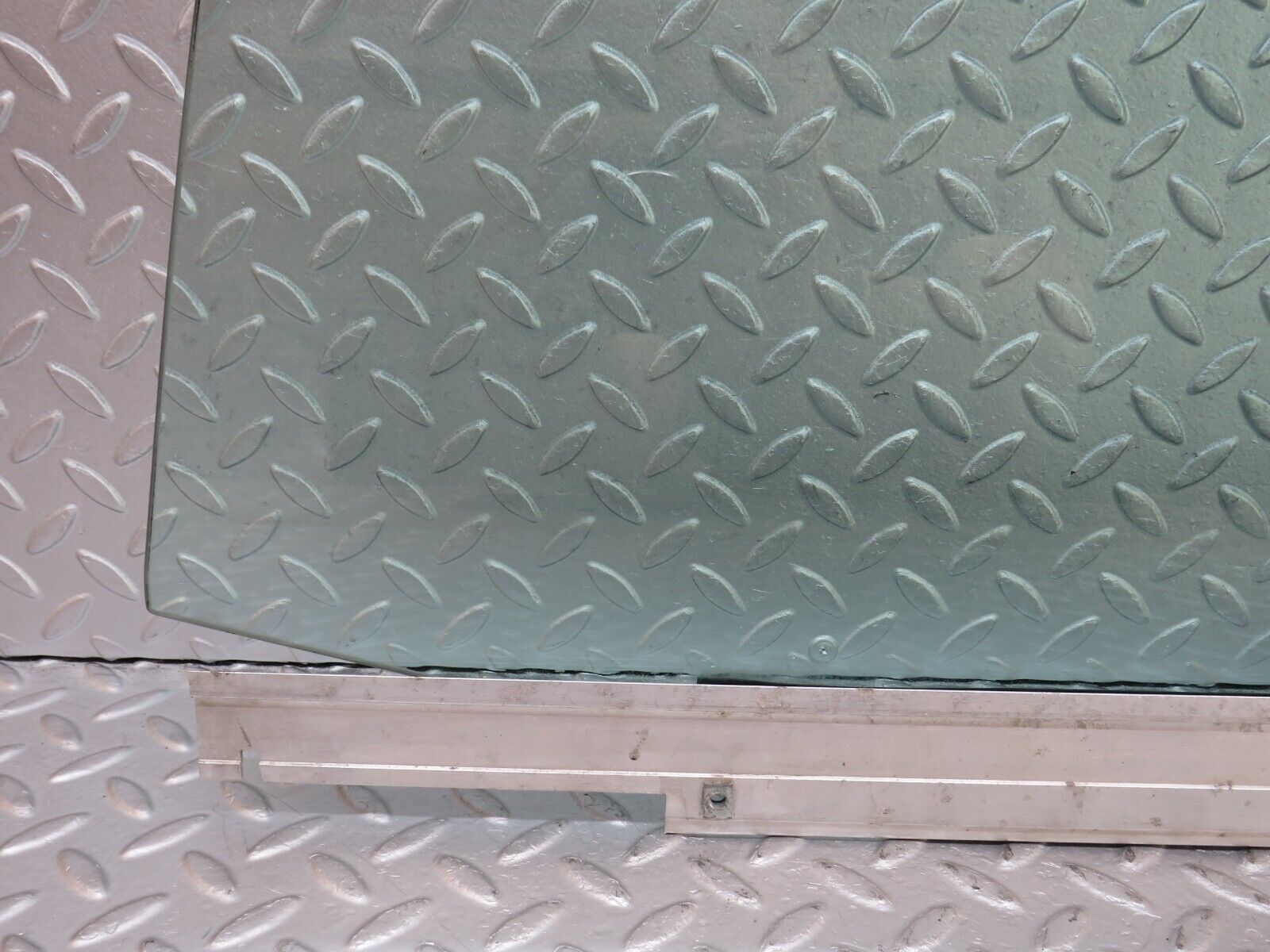 36037 Mercedes-Benz W126 420SE Front Left Door Window Glass