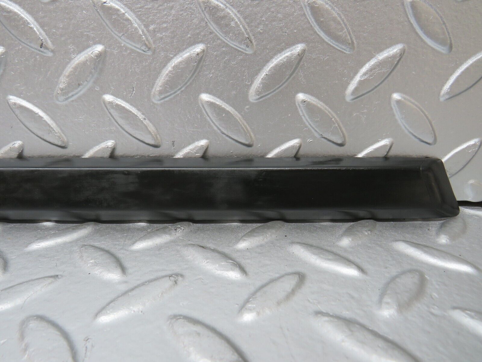 30790 Mercedes-Benz W201 190E 2.0L Rear Right Fender Wing Centre Moulding Trim