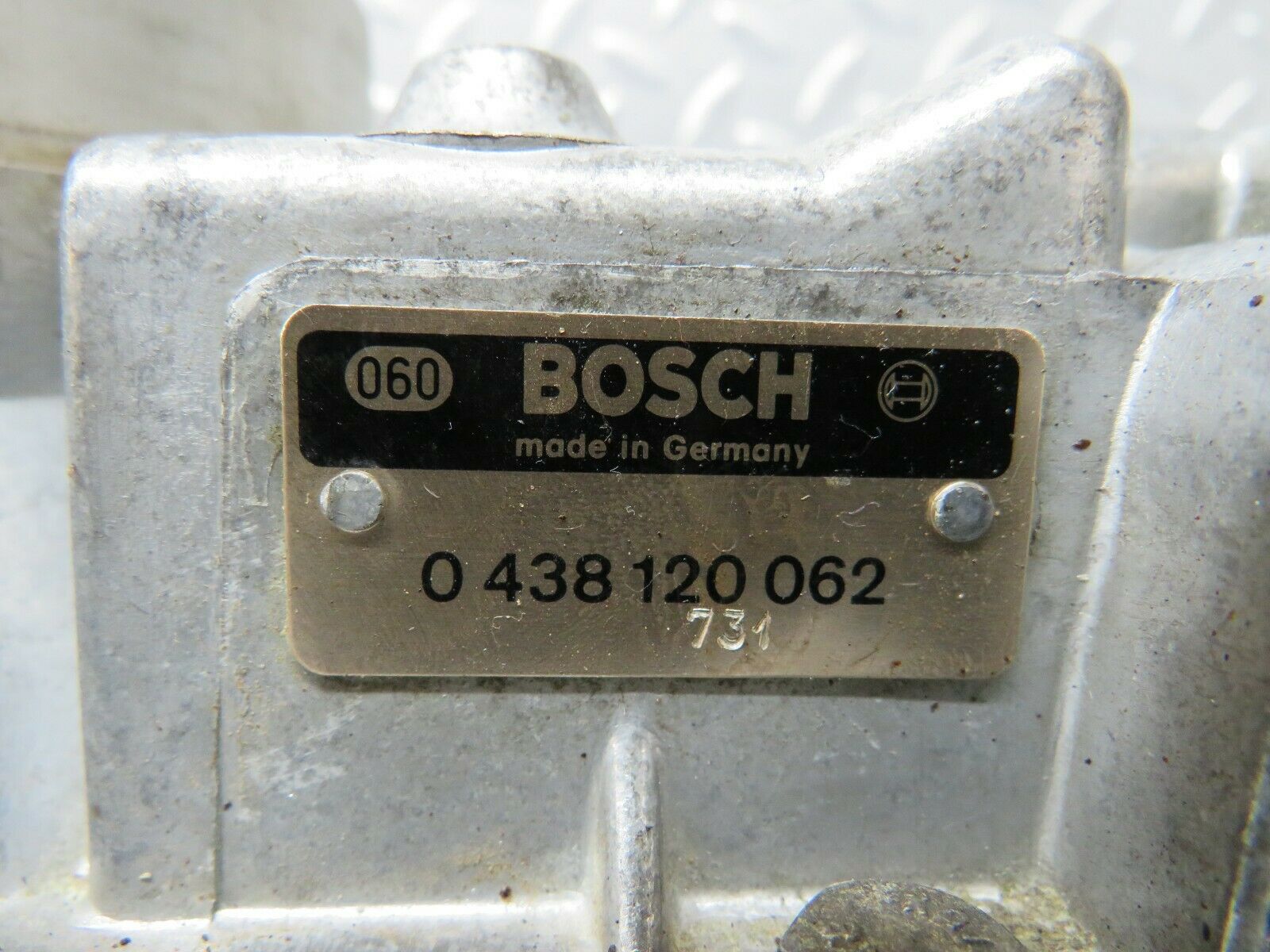 23300 Mercedes-Benz W116 350SE Air Flow Mass Meter Sensor Bosch 0438120062