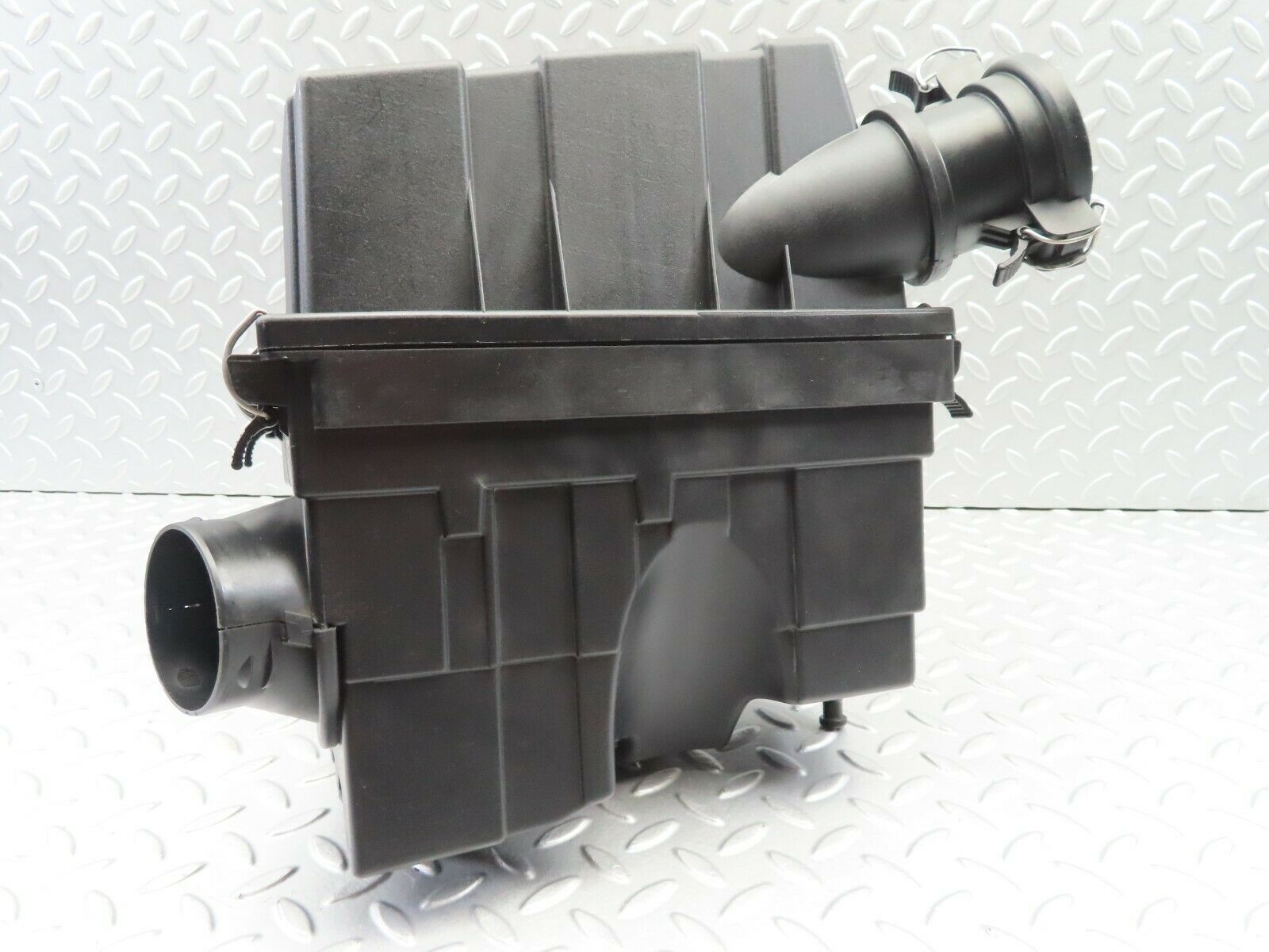 6567 Mercedes-Benz S124 E220 Wagon Air Filter Housing 1110940102