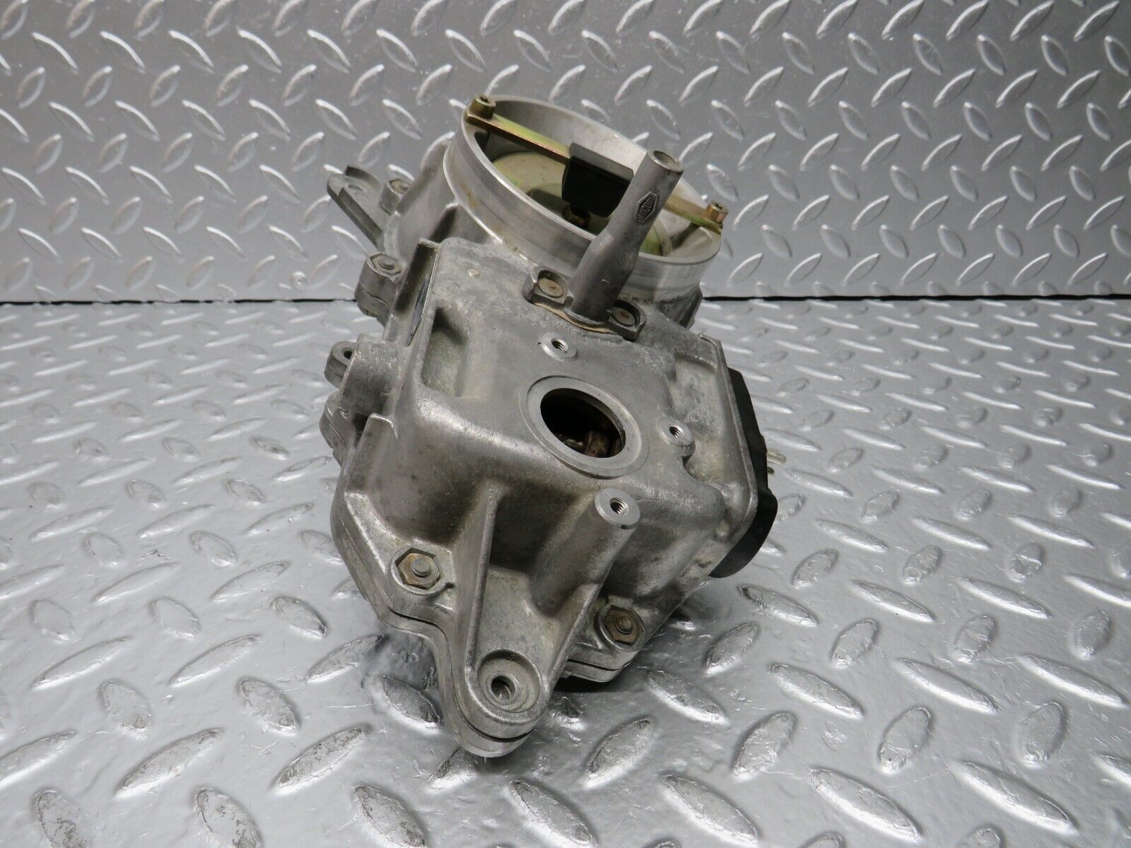 30458 Mercedes-Benz W124 230E Air Flow Mass Meter Sensor Bosch 0438121043