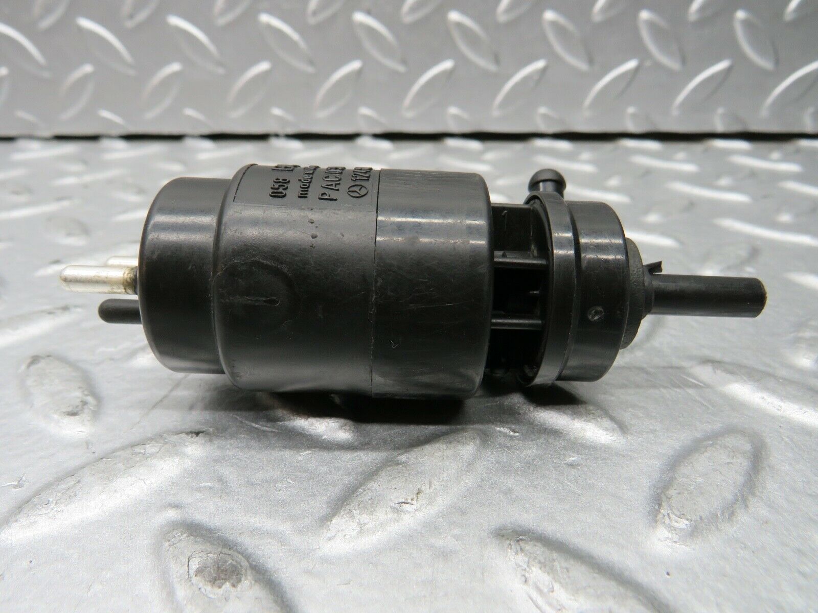 21864 Mercedes-Benz W123 Windscreen Washer Pump Bosch 1248690021