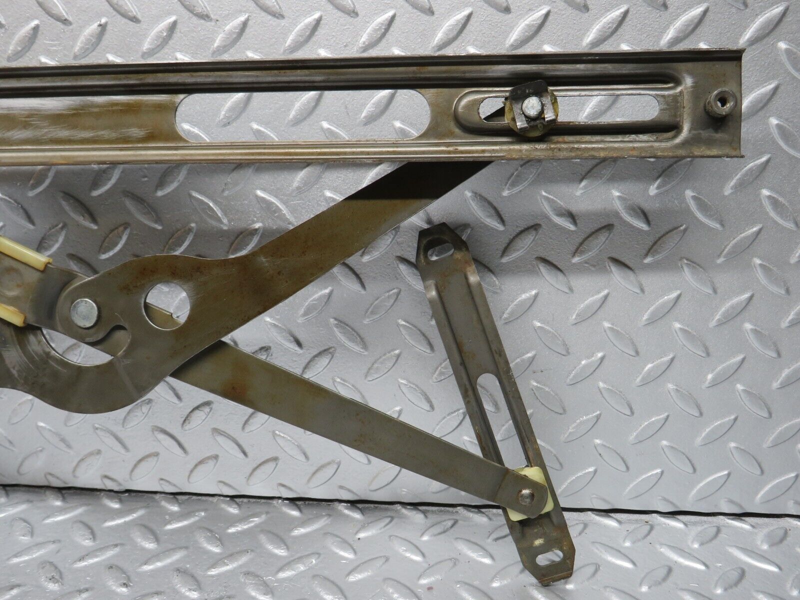 40117 Mercedes-Benz R107 350SL Front Left Manual Window Regulator 1077250502