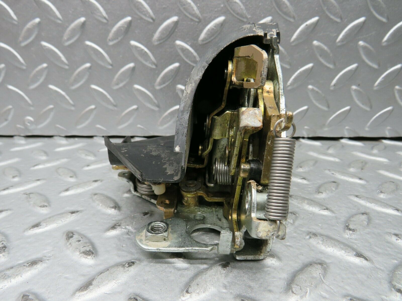 21984 Mercedes-Benz S123 280TE Rear Left Door Lock Mechanism 1237230108
