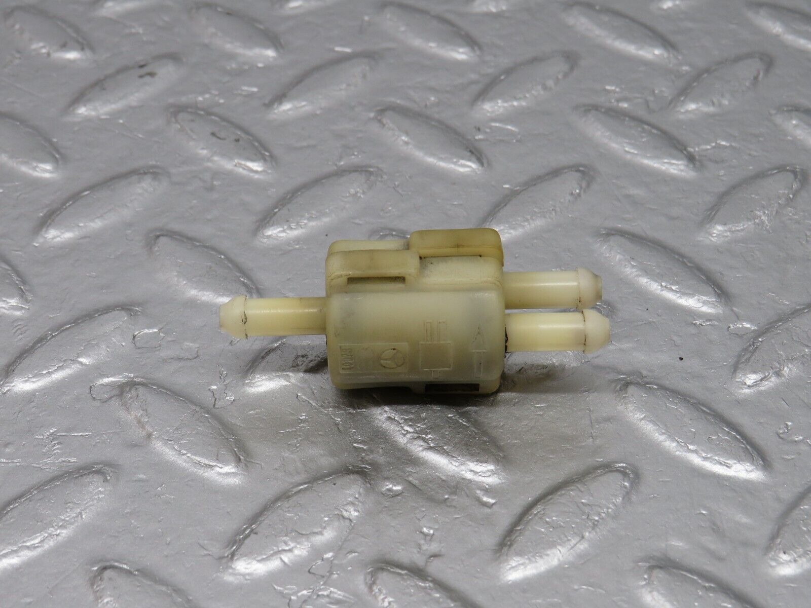 40689 Mercedes-Benz W123 300D Windscreen Washer Fluid Distributor