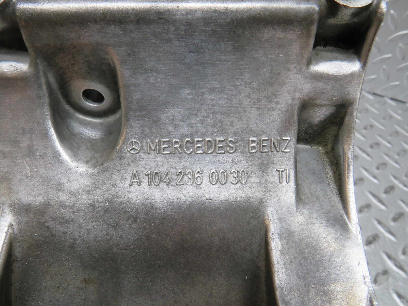 29023 Mercedes-Benz C124 320CE Coupe AC Compressor Mount Bracket 1042360030