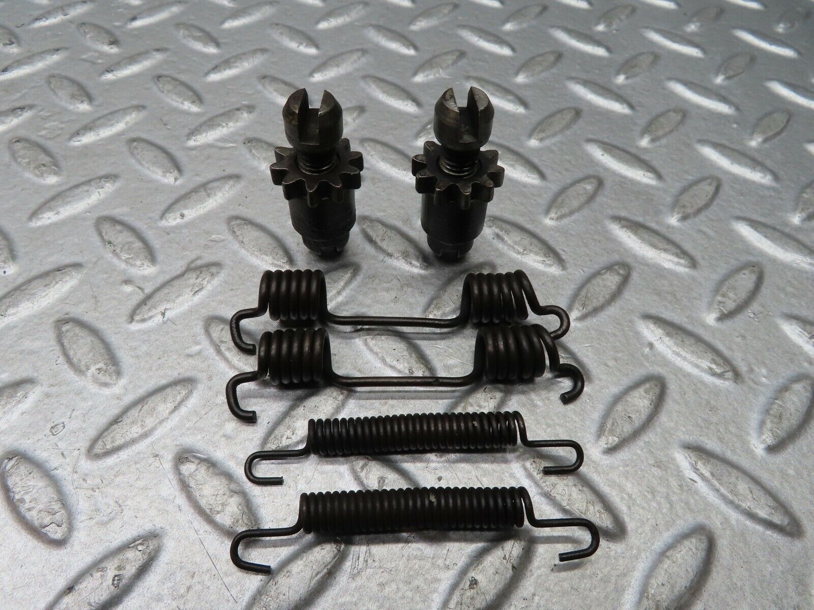 19207 Mercedes-Benz W123 300D Handbrake Shoe Fitting
