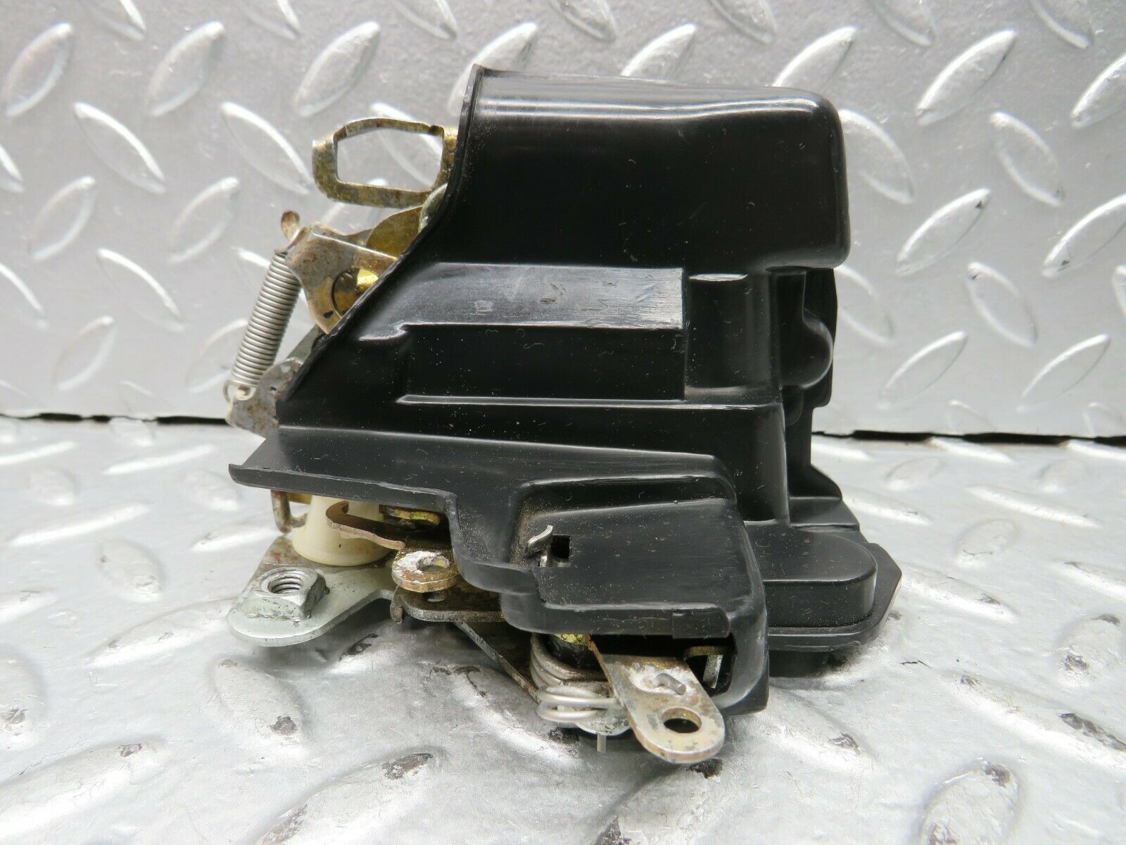 21981 Mercedes-Benz S123 280TE Front Right Door Lock Mechanism 1237230208