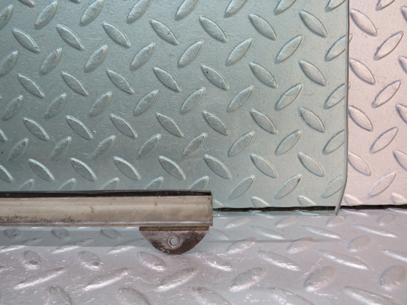 37515 Mercedes-Benz W109 300SEL Front Right Door Window Glass