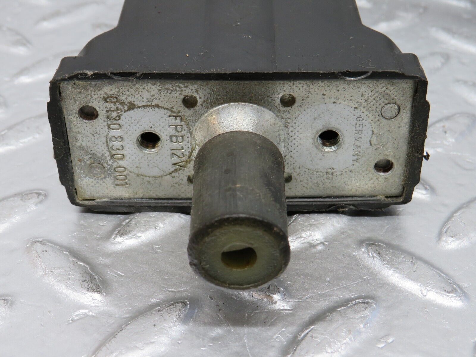 32256 Mercedes-Benz C107 350SLC Coupe Coupe Sunroof Motor Bosch 0130830001