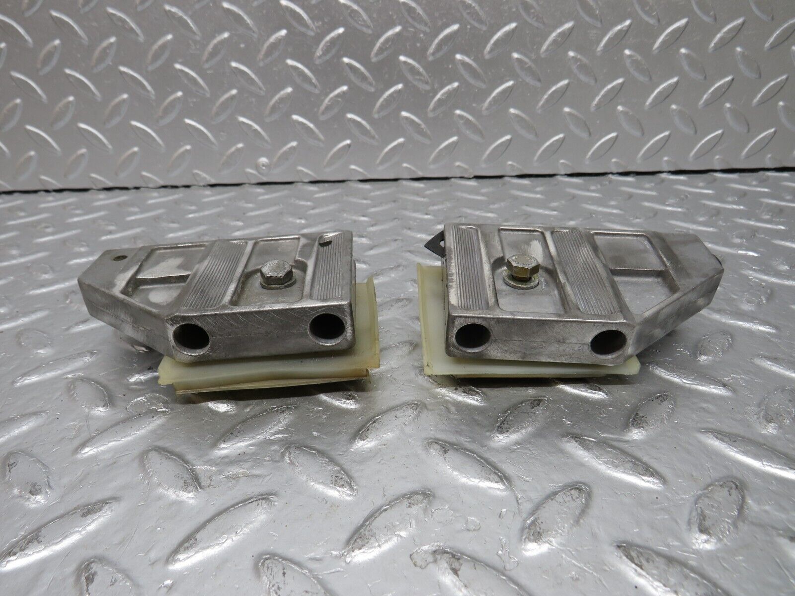 34391 Mercedes-Benz C126 380SEC Coupe Door Window Guide Bracket Pair