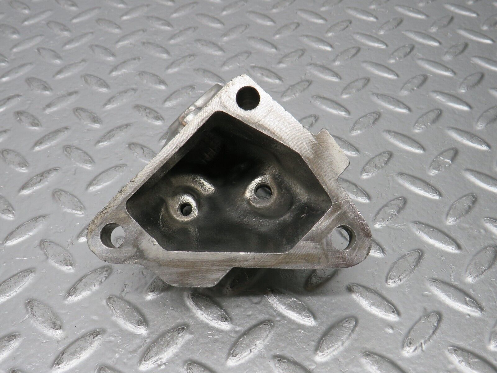 30732 Mercedes-Benz W201 190E 2.0L Engine Mount Bracket Left Side 1022234104