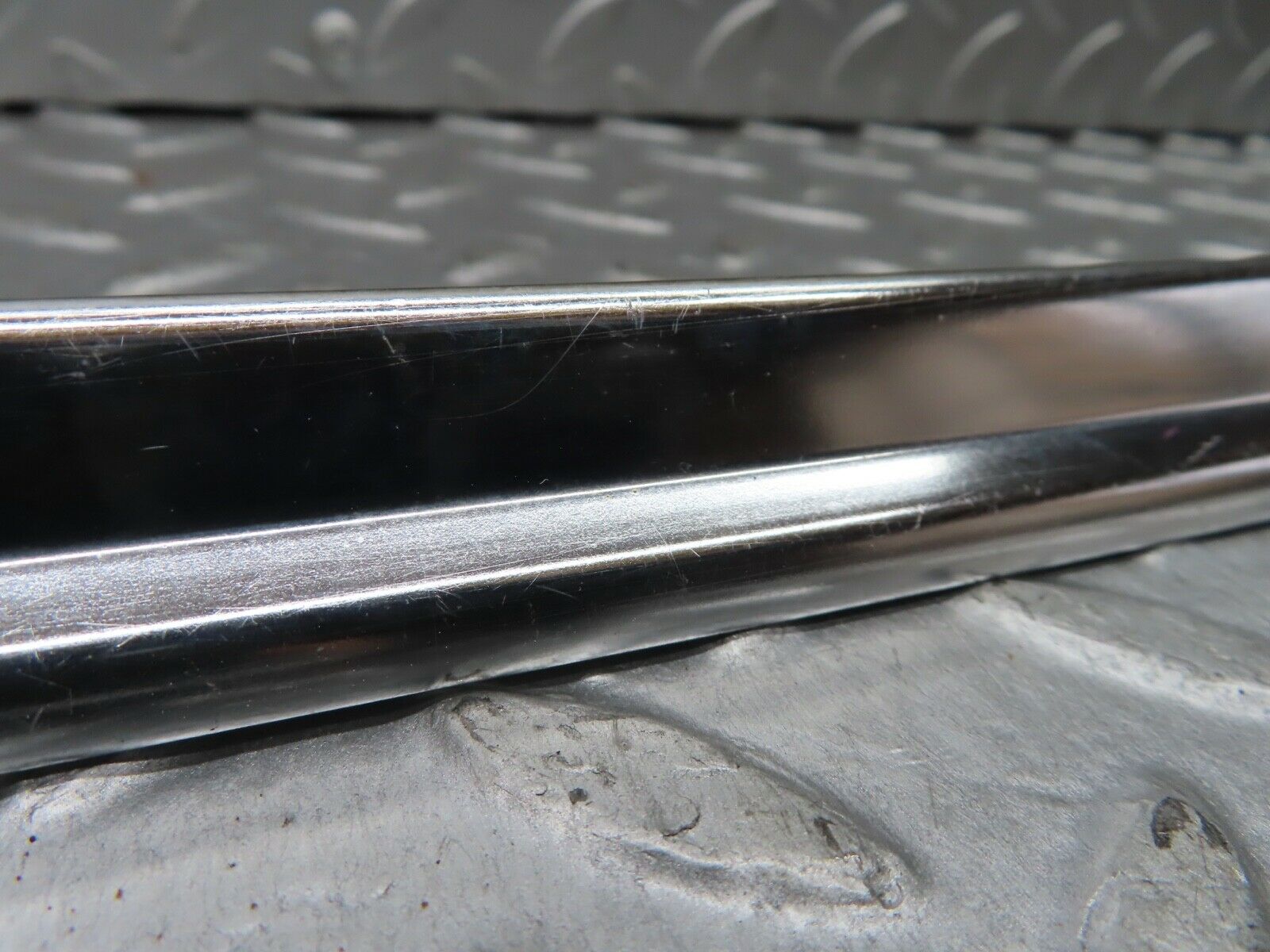 19122 Mercedes-Benz W123 300D Rear Windscreen Chrome Frame