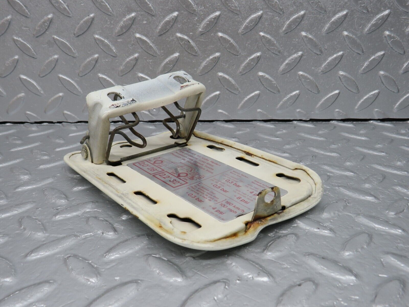 40660 Mercedes-Benz W123 300D Fuel Tank Flap Cap 1235840039